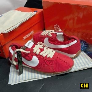 Giay Casual Nike X Jacquemus Moon Red De Nau Giày Casual Nike x Jacquemus Moon Red Đế Nâu