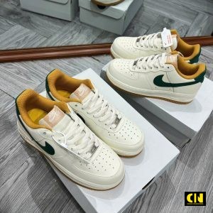 Giay Casual Unisex Nike Af1 Trang Kem Swoosh Xanh La De Gum Giày Casual Unisex Nike AF1 Trắng Kem Swoosh Xanh Lá Đế Gum