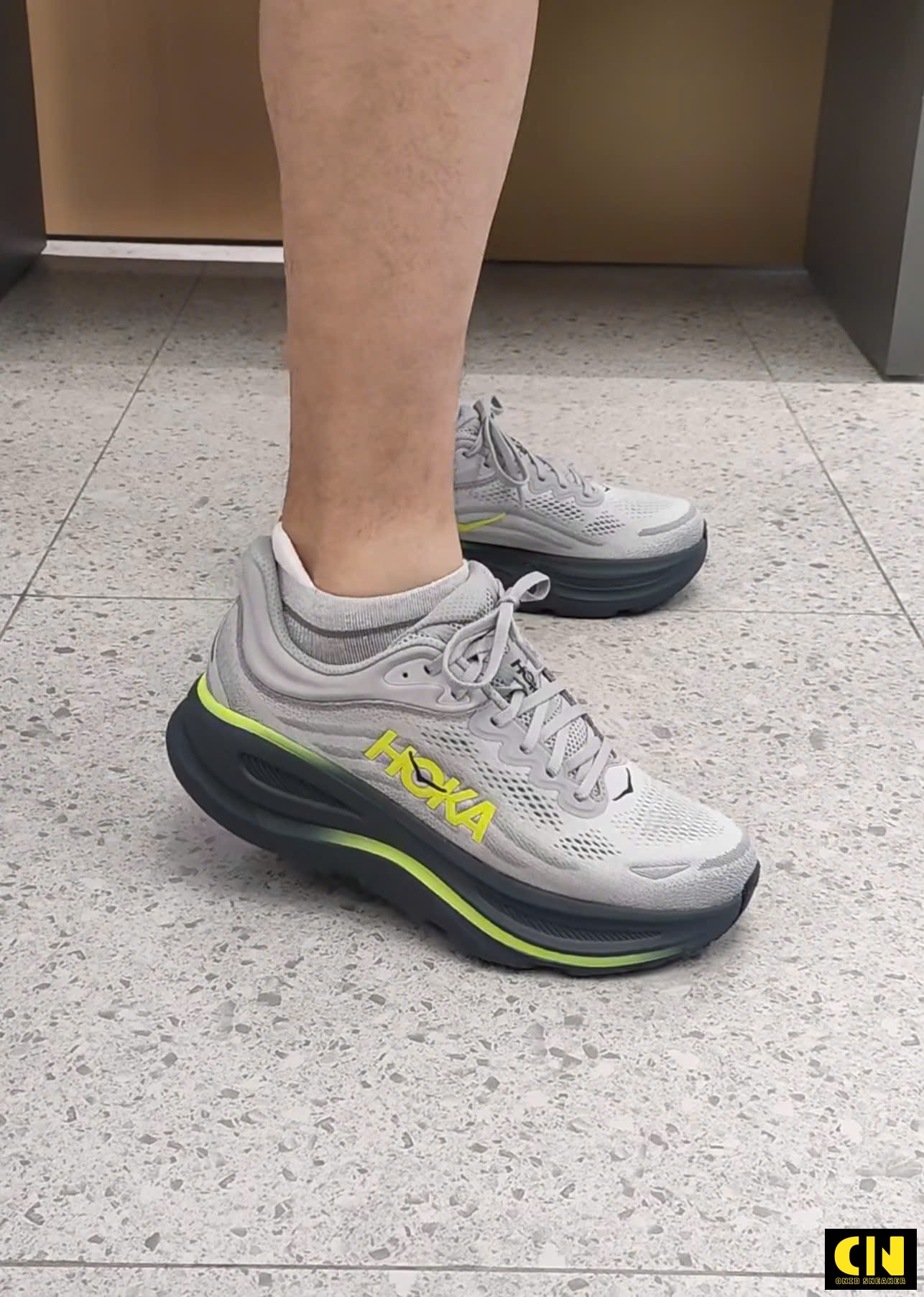 Giày Chạy Bộ Hoka Bondi 9 Bản Xám Stardust Vàng Giày Chạy Bộ Hoka Bondi 9 Bản Xám Stardust Vàng
