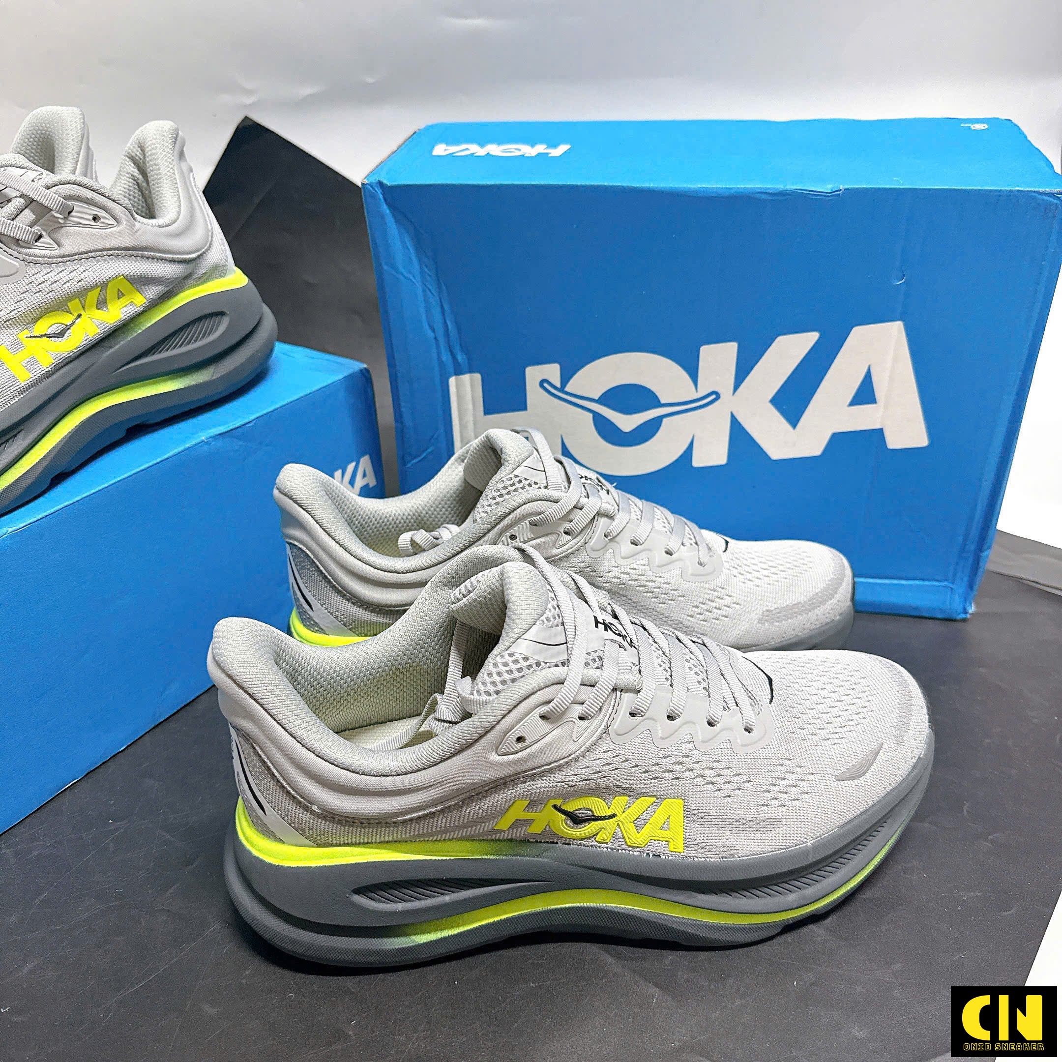 Giày Chạy Bộ Hoka Bondi 9 Màu Xám Bạc Phối Đường Line Vàng Neon Giày Chạy Bộ Hoka Bondi 9 Màu Xám Bạc Phối Đường Line Vàng Neon