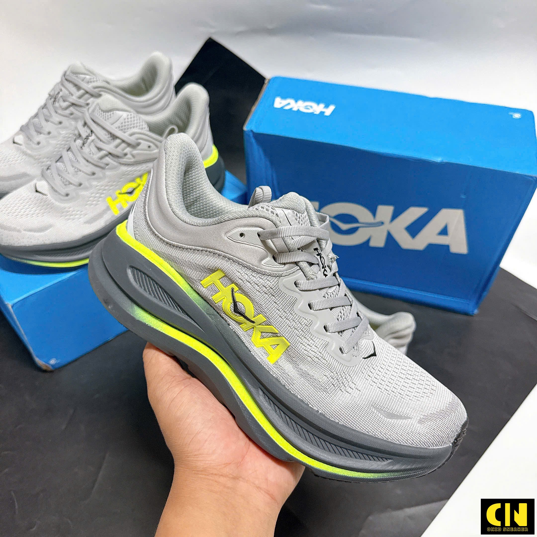 Giày Chạy Road Hoka Bondi 9 Màu Xám Bạc Viền Vàng Neon Giày Chạy Road Hoka Bondi 9 Màu Xám Bạc Viền Vàng Neon
