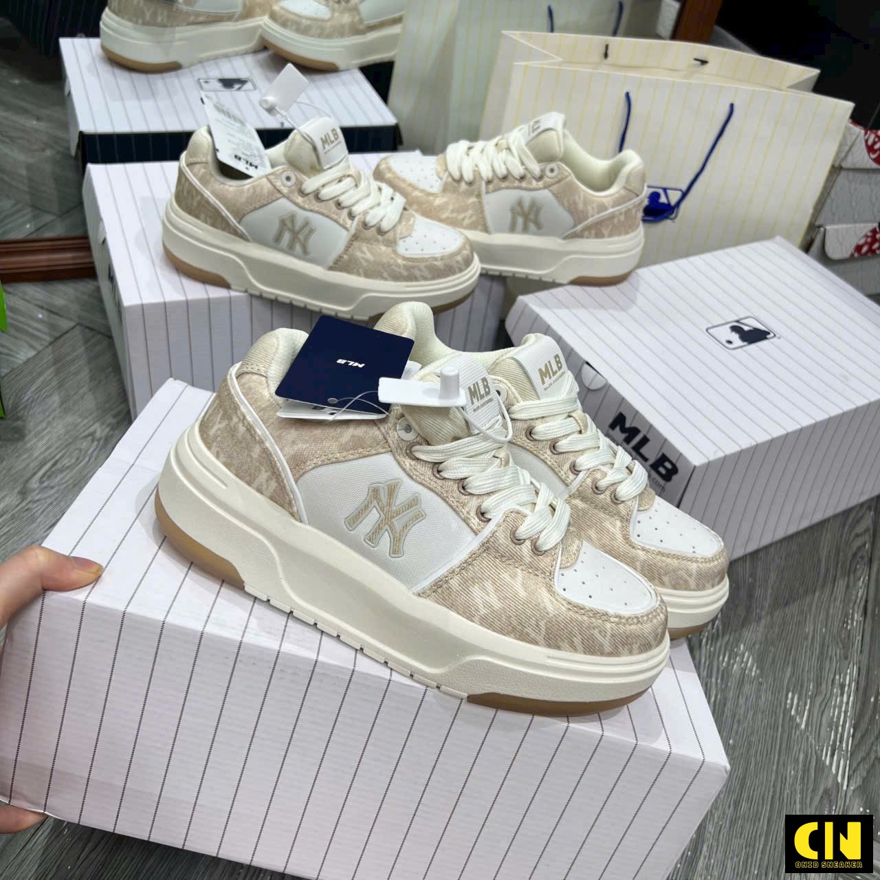 Giày Mlb Chunky Liner Denim Màu Kem Họa Tiết Monogram Giày MLB Chunky Liner Denim Màu Kem Họa Tiết Monogram
