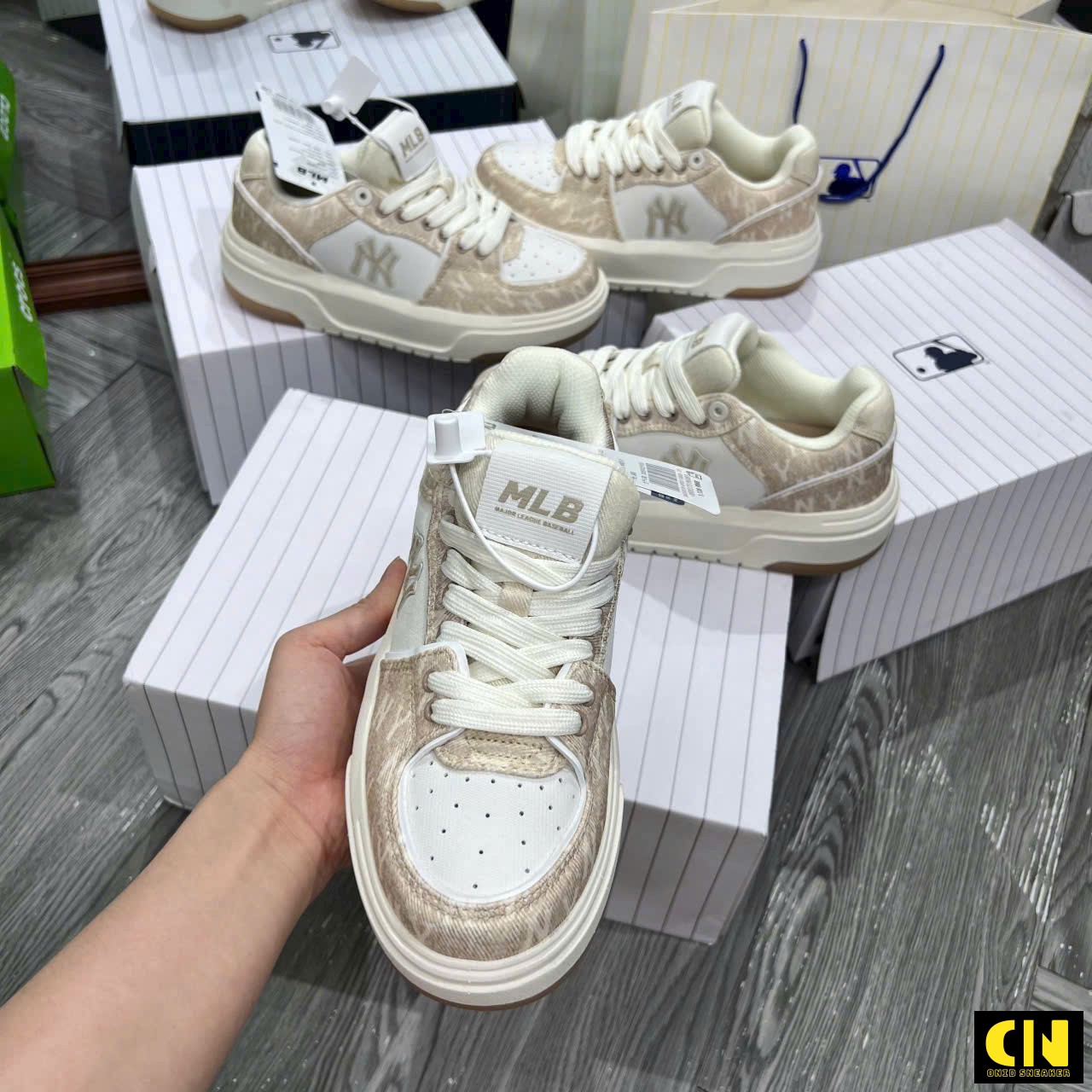 Giày Mlb Chunky Liner Denim Mono Sl Màu Trắng Kem Cổ Lửng Giày MLB Chunky Liner Denim Mono SL Màu Trắng Kem Cổ Lửng