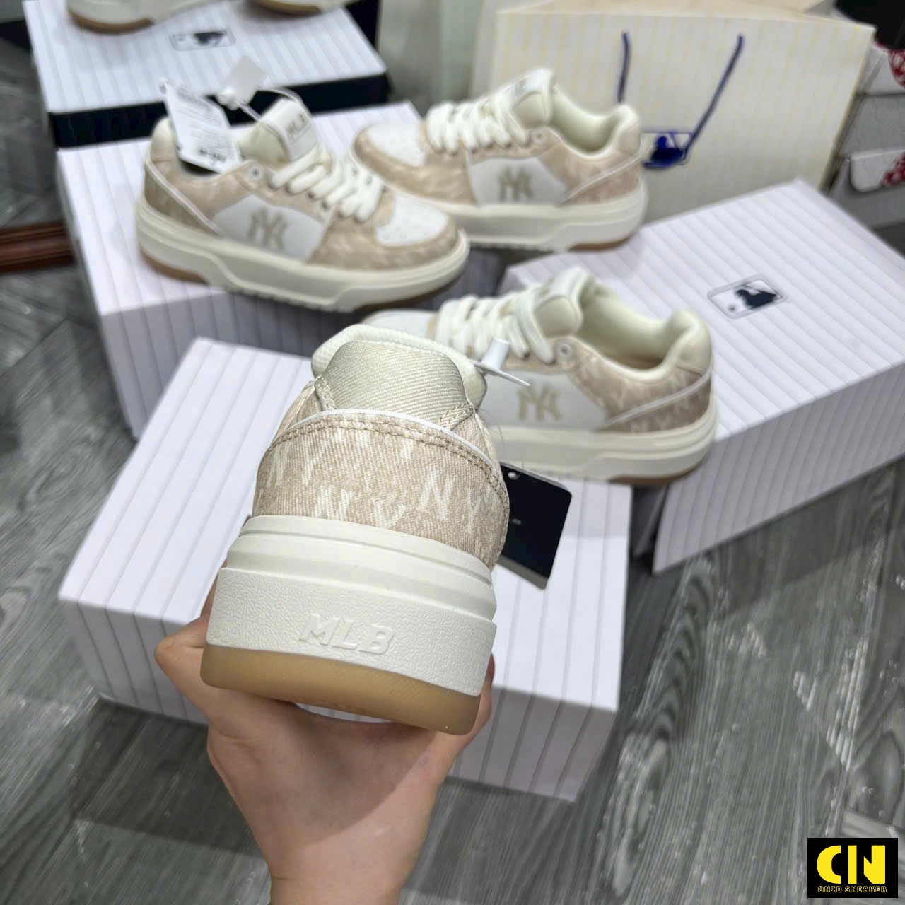 Giày Mlb Chunky Liner Denim Monogram Màu Kem Nâu Giày MLB Chunky Liner Denim Monogram Màu Kem Nâu