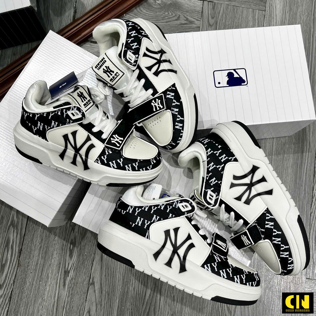 Giày Mlb Chunky Liner Mid Classic Monogram Ny Yankees Black Giày MLB Chunky Liner Mid Classic Monogram NY Yankees Black