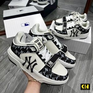 Giay Mlb Chunky Liner Mid Co Lung Quai Dan Monogram Ny Black White Giày MLB Chunky Liner Mid Cổ Lửng Quai Dán Monogram NY Black White