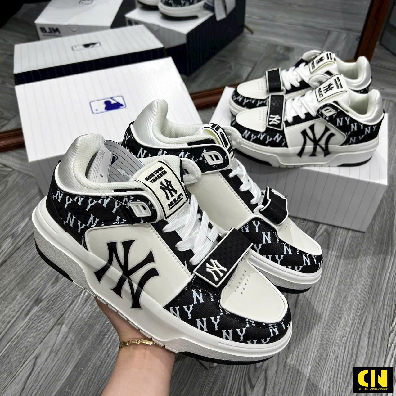 Giày Mlb Chunky Liner Mid Cổ Lửng Quai Dán Monogram Ny Black White Giày MLB Chunky Liner Mid Cổ Lửng Quai Dán Monogram NY Black White