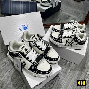 Giay Mlb Chunky Liner Mid Don De Tang Chieu Cao Monogram Ny Den Trang Giày MLB Chunky Liner Mid Độn Đế Tăng Chiều Cao Monogram NY Đen Trắng