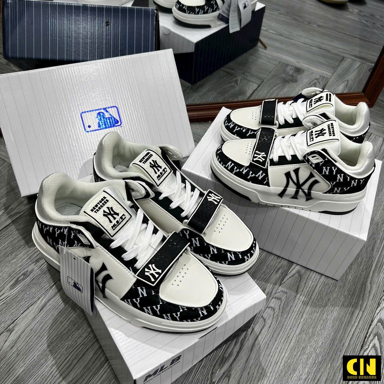 Giày Mlb Chunky Liner Mid Độn Đế Tăng Chiều Cao Monogram Ny Đen Trắng Giày MLB Chunky Liner Mid Độn Đế Tăng Chiều Cao Monogram NY Đen Trắng