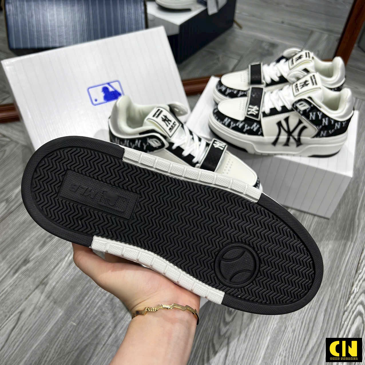 Giày Mlb Chunky Liner Mid Monogram Black White Giày MLB Chunky Liner Mid Monogram Black White