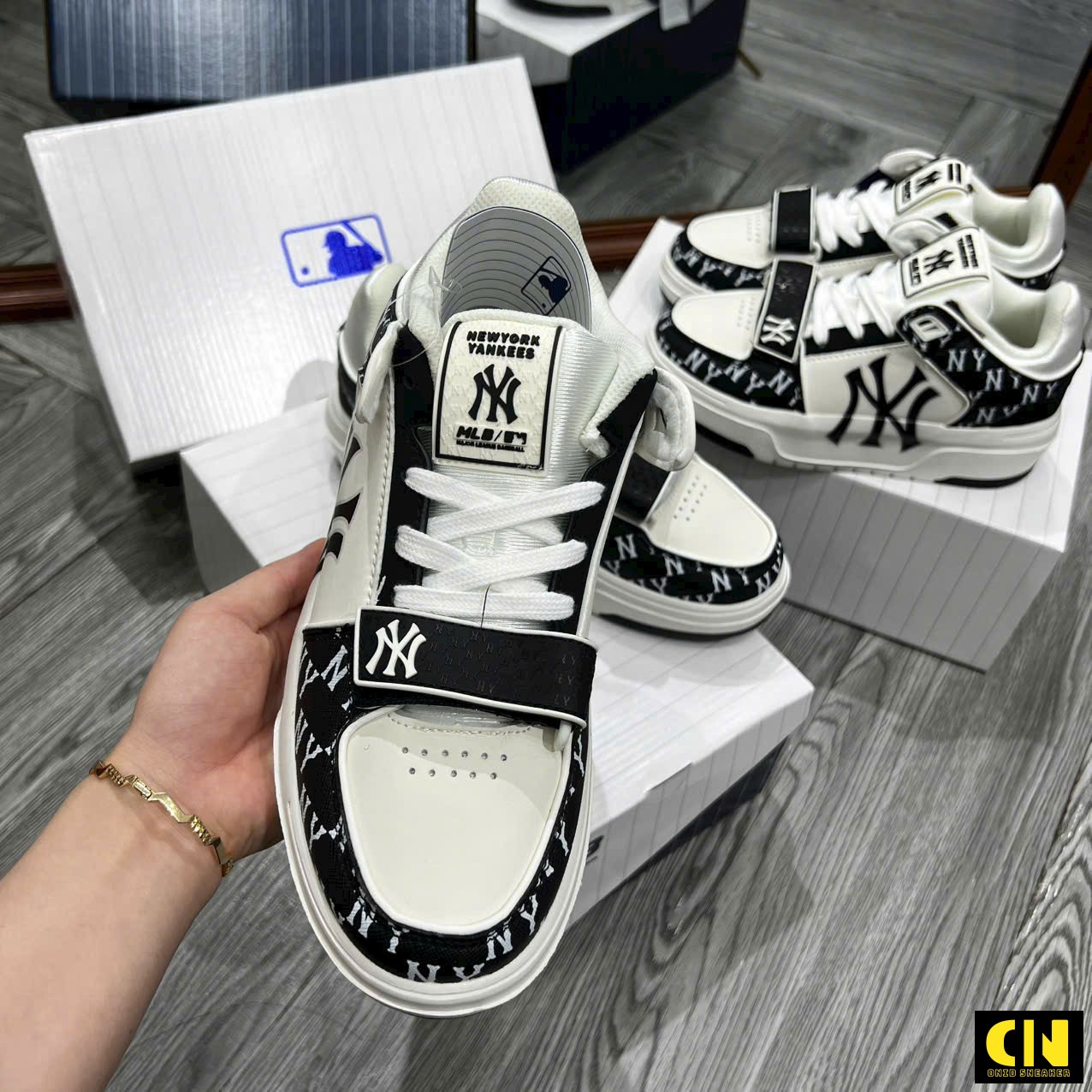 Giày Mlb Chunky Liner Mid Monogram Ny Trắng Đen Hoạ Tiết Logo Ny Giày MLB Chunky Liner Mid Monogram NY Trắng Đen Hoạ Tiết Logo NY