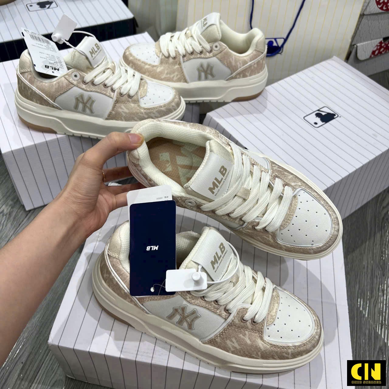 Giày Mlb Chunky Liner Ny Denim Mono Sl Bản Màu Kem Nâu Giày MLB Chunky Liner NY Denim Mono SL Bản Màu Kem Nâu
