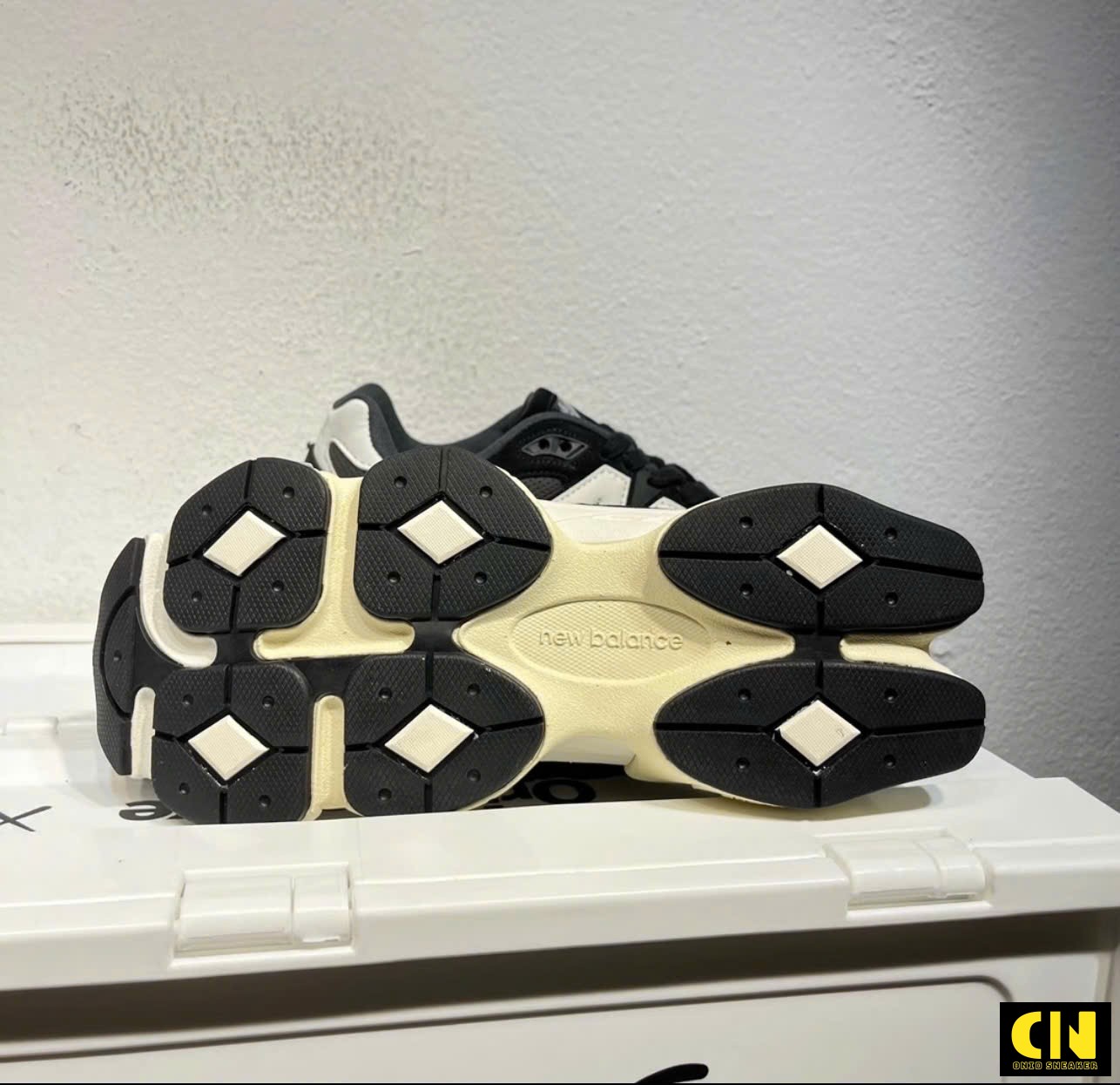 Giày New Balance 9060 Màu Đen Trắng Giày New Balance 9060 Màu Đen Trắng