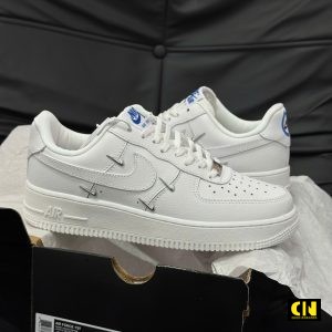 Giay Nike Air Force 1 Low Sisterhood Trang Dinh Logo Bac Metallic Giày Nike Air Force 1 Low Sisterhood Trắng Đính Logo Bạc Metallic