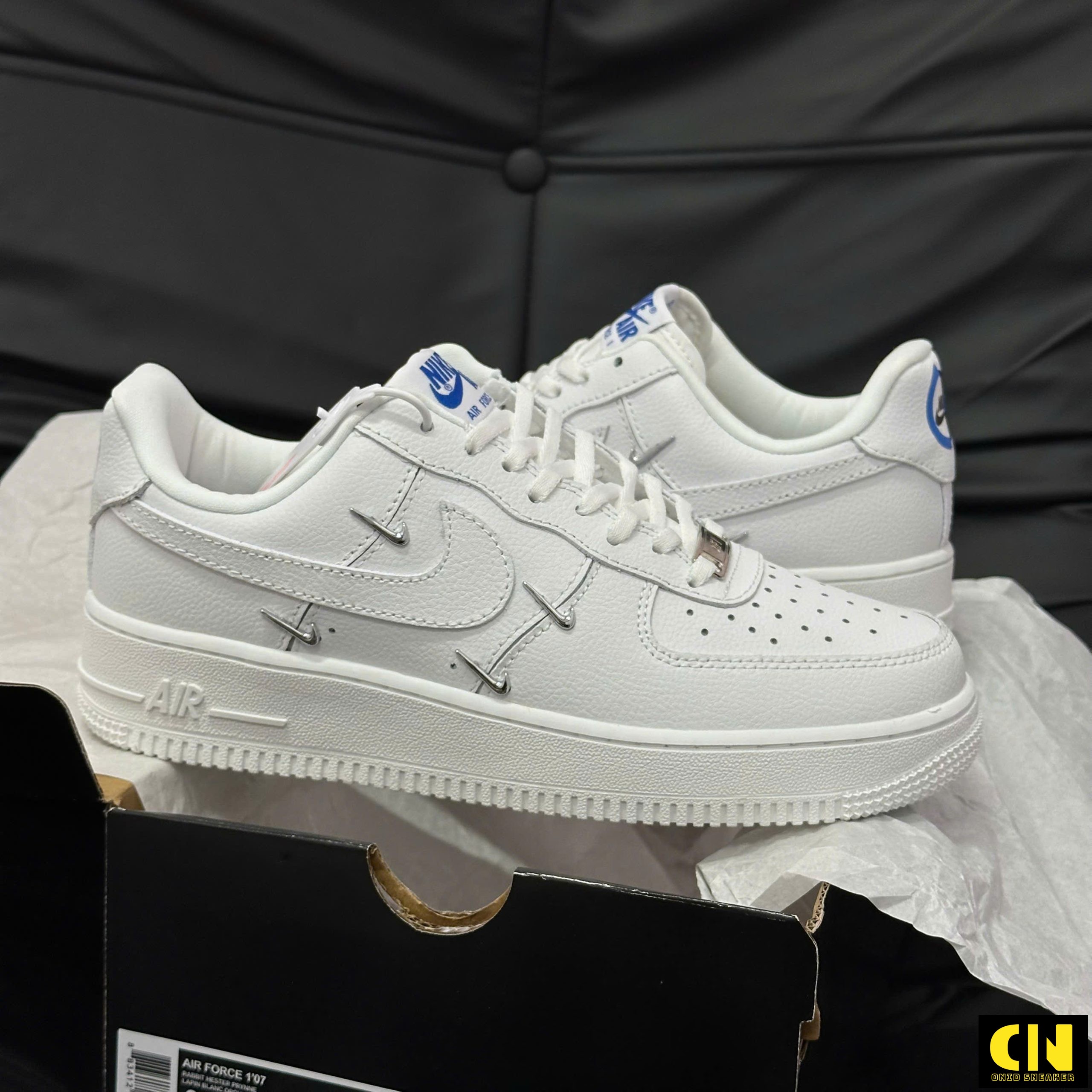 Giày Nike Air Force 1 Low Sisterhood Trắng Đính Logo Bạc Metallic Giày Nike Air Force 1 Low Sisterhood Trắng Đính Logo Bạc Metallic