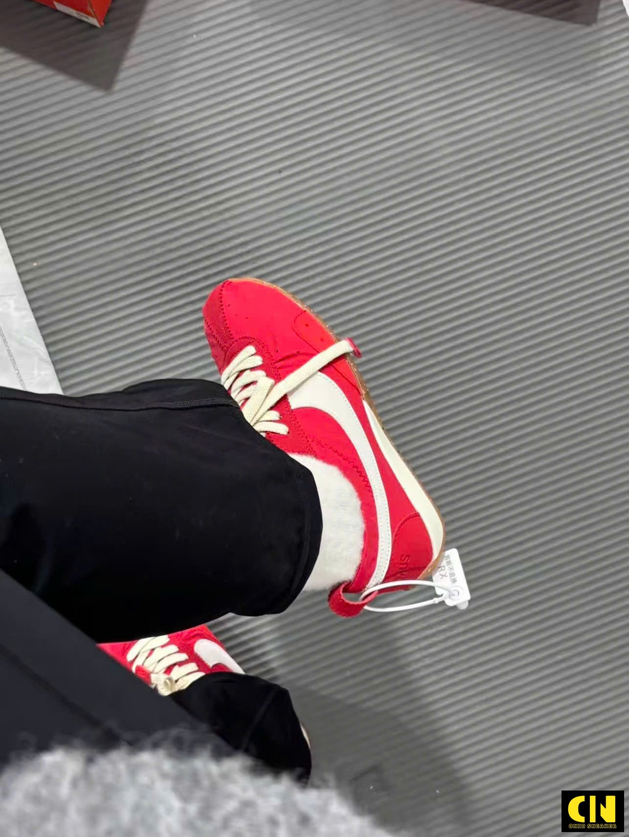Giày Nike Jacquemus Moon Vải Co Giãn Màu Đỏ Đế Dẻo Giày Nike Jacquemus Moon Vải Co Giãn Màu Đỏ Đế Dẻo