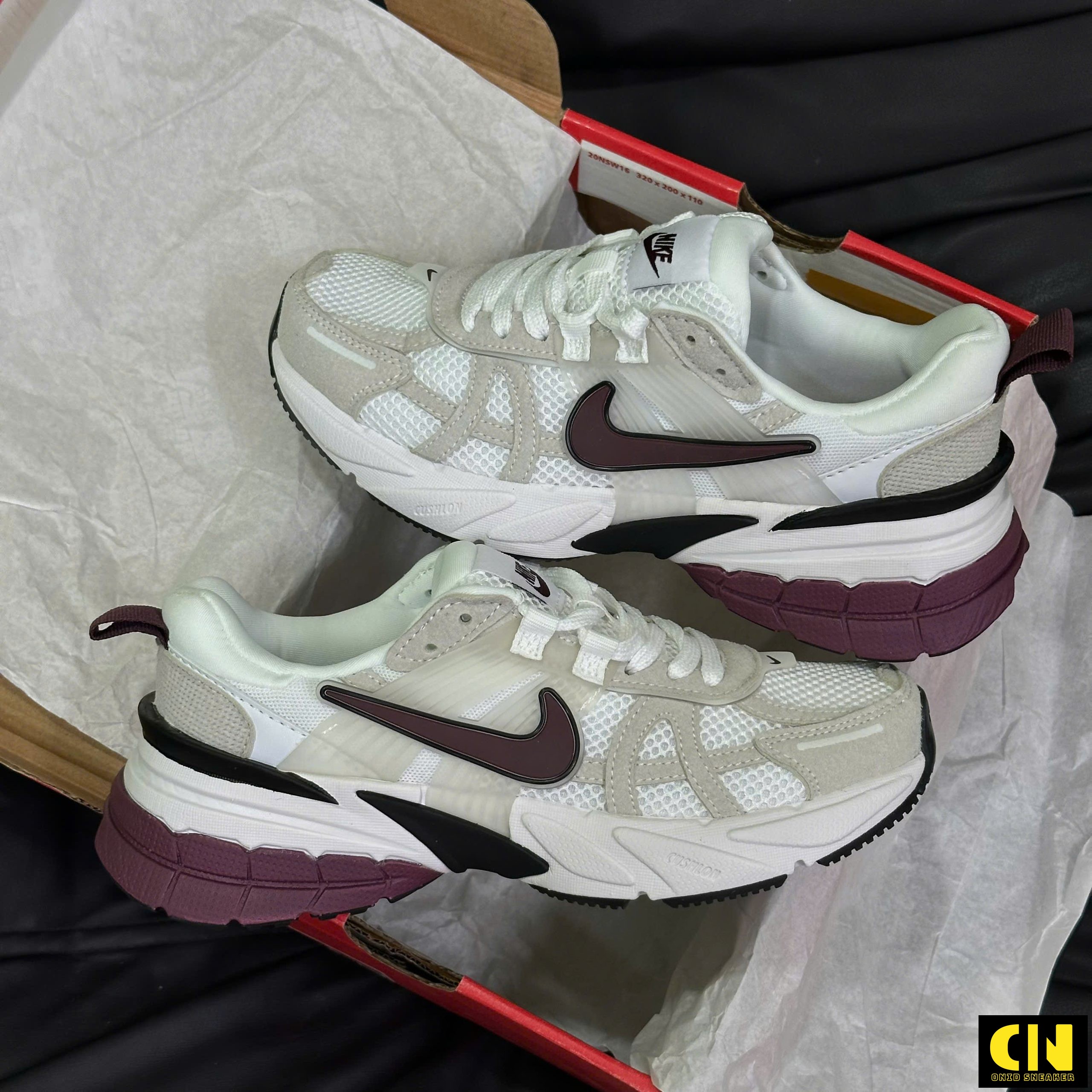 Giày Nike V2K Run Se White Team Red Giày Nike V2K Run SE White Team Red