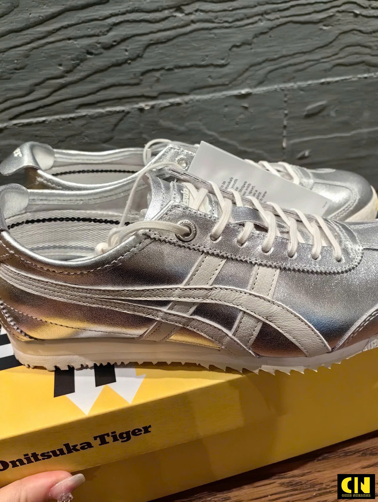 Giày Onitsuka Tiger Bạc Trắng Kem Kiểu Dáng Retro Giày Onitsuka Tiger Bạc Trắng Kem Kiểu Dáng Retro
