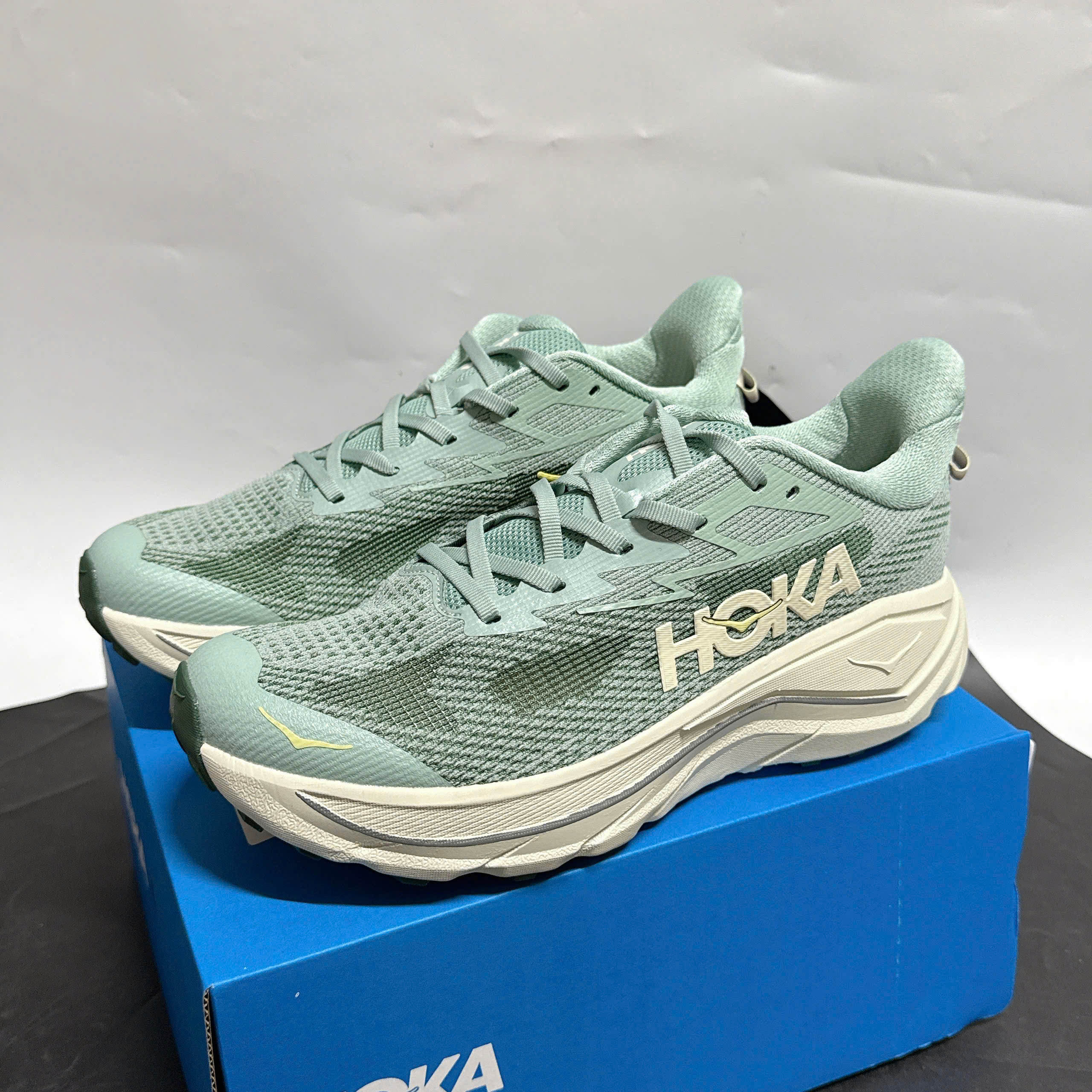 Giày Sneaker Hoka Challenger 8 Phối Màu Jade Truffle Salt Giày Sneaker HOKA Challenger 8 Phối Màu Jade Truffle Salt