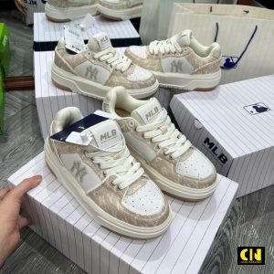 Giay Sneaker Mlb Chunky Liner New York Yankees Mau Kem Vai Denim Giày Sneaker MLB Chunky Liner New York Yankees Màu Kem Vải Denim