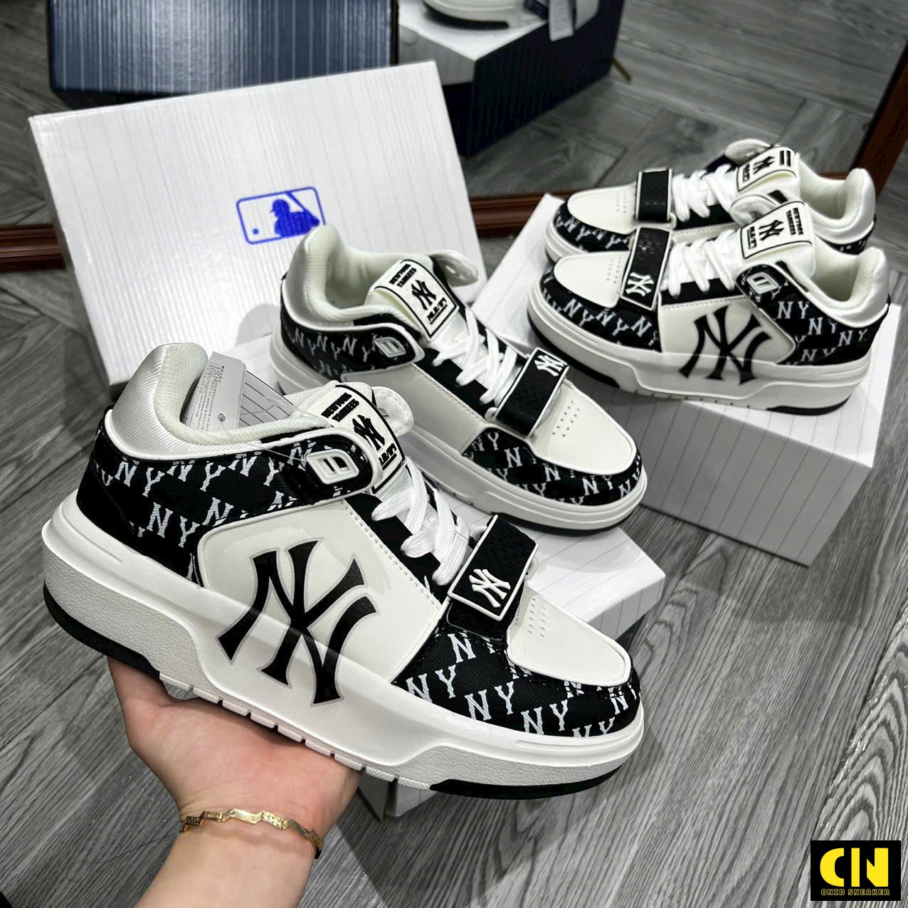 Giày Sneaker Mlb Korea Chunky Liner Mid Classic Monogram Ny Yankees Giày Sneaker MLB Korea Chunky Liner Mid Classic Monogram NY Yankees