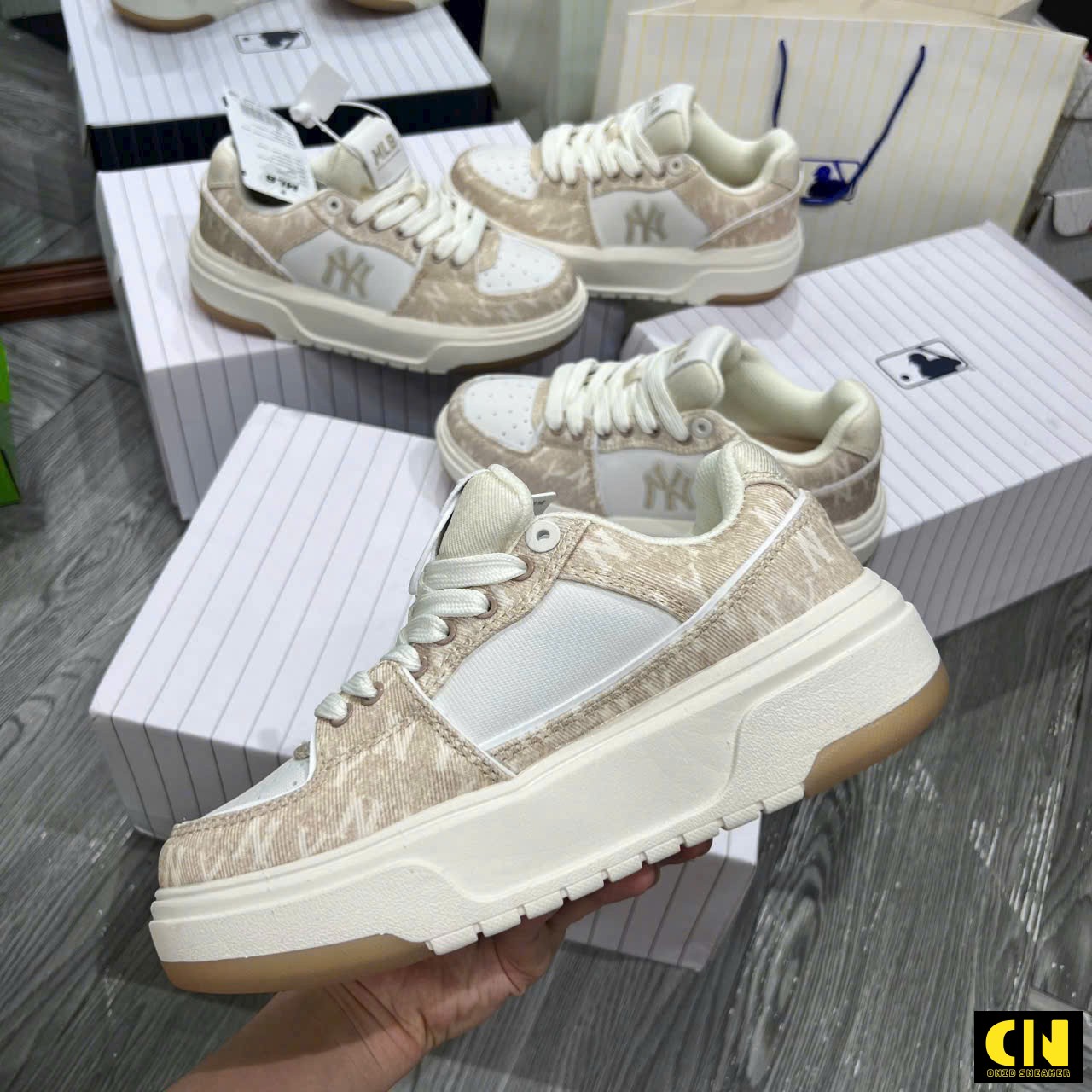 Giày Sneaker Mlb Ny Yankees Denim Mono Sl Kem Vải Jean Giày Sneaker MLB NY Yankees Denim Mono SL Kem Vải Jean