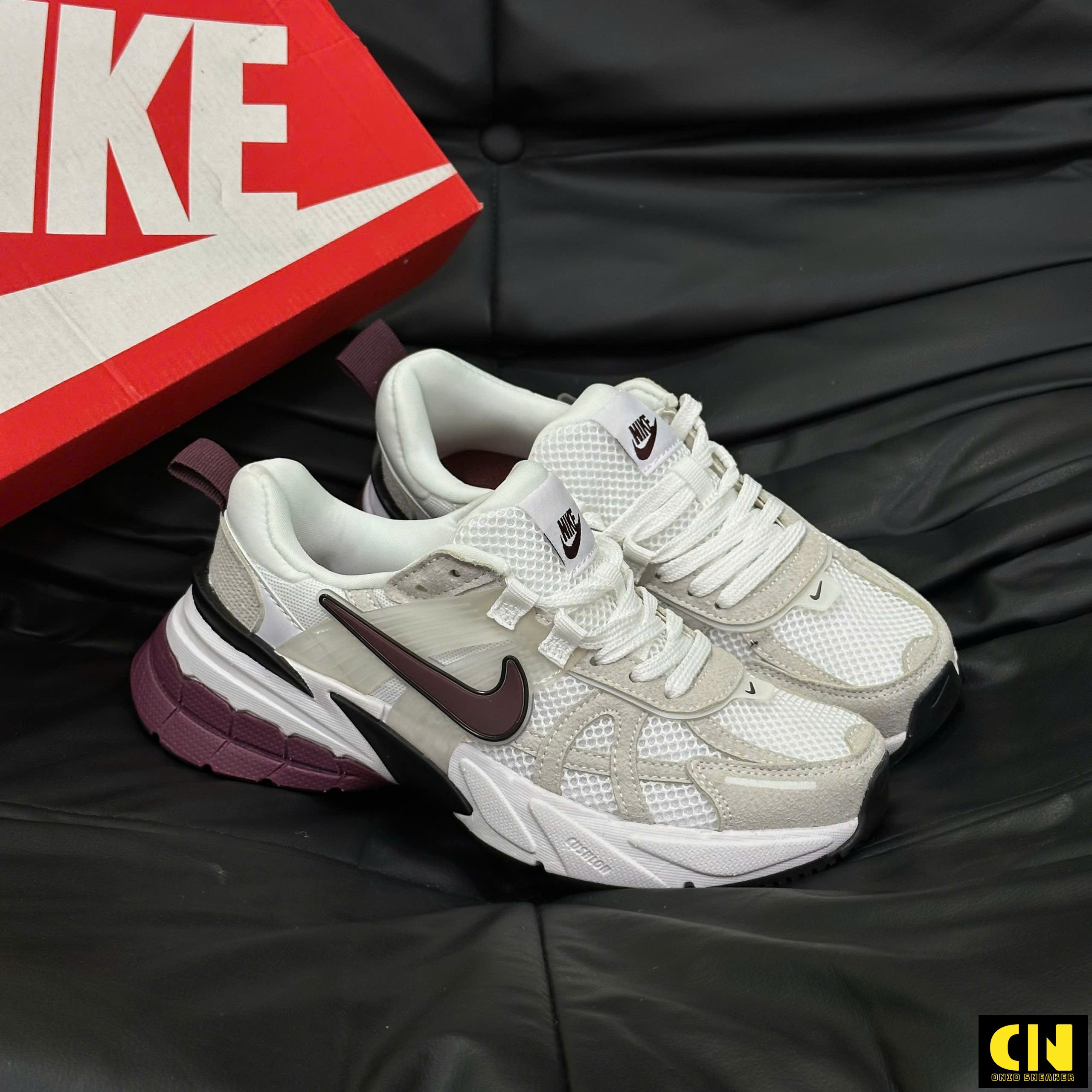 Giày Sneaker Nike V2K Run Team Red Xám Đỏ Đô Giày Sneaker Nike V2K Run Team Red Xám Đỏ Đô