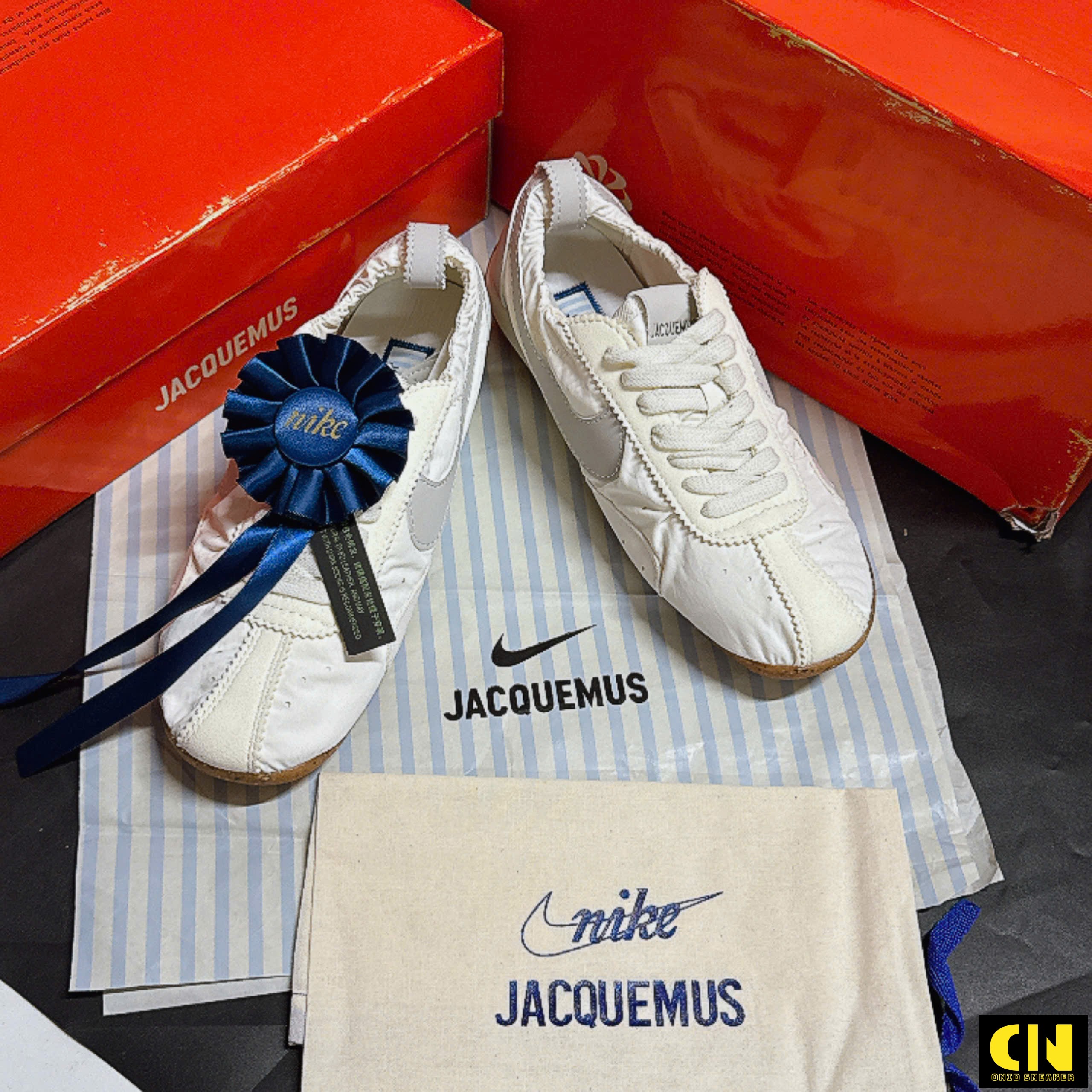 Giày Sneaker Nike X Jacquemus Moon Màu Trắng Ngọc Trai Cổ Chun Giày Sneaker Nike x Jacquemus Moon Màu Trắng Ngọc Trai Cổ Chun