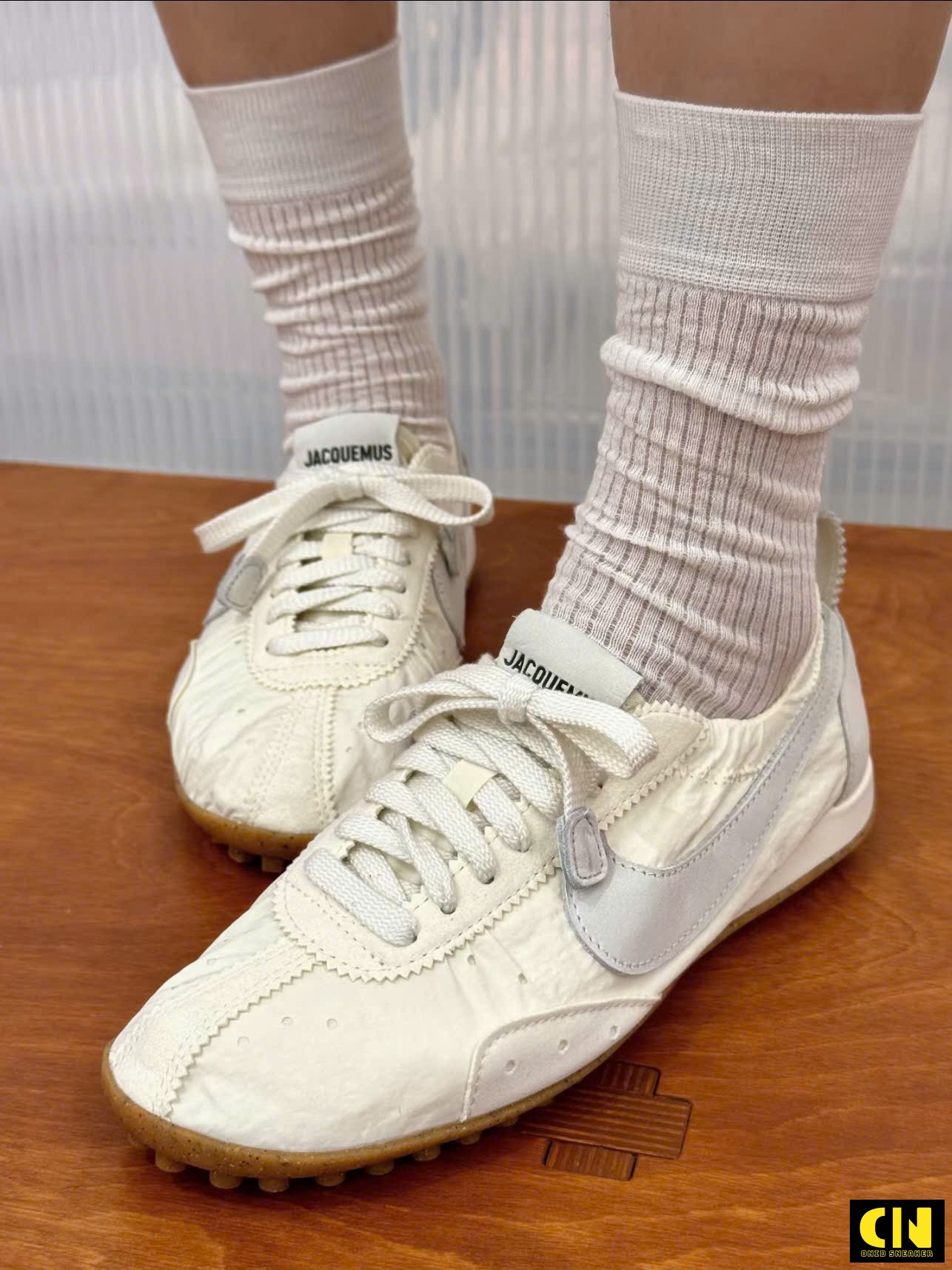 Giày Sneaker Nike X Jacquemus Moon Màu Trắng Ngọc Trai Đế Nâu Giày Sneaker Nike x Jacquemus Moon Màu Trắng Ngọc Trai Đế Nâu