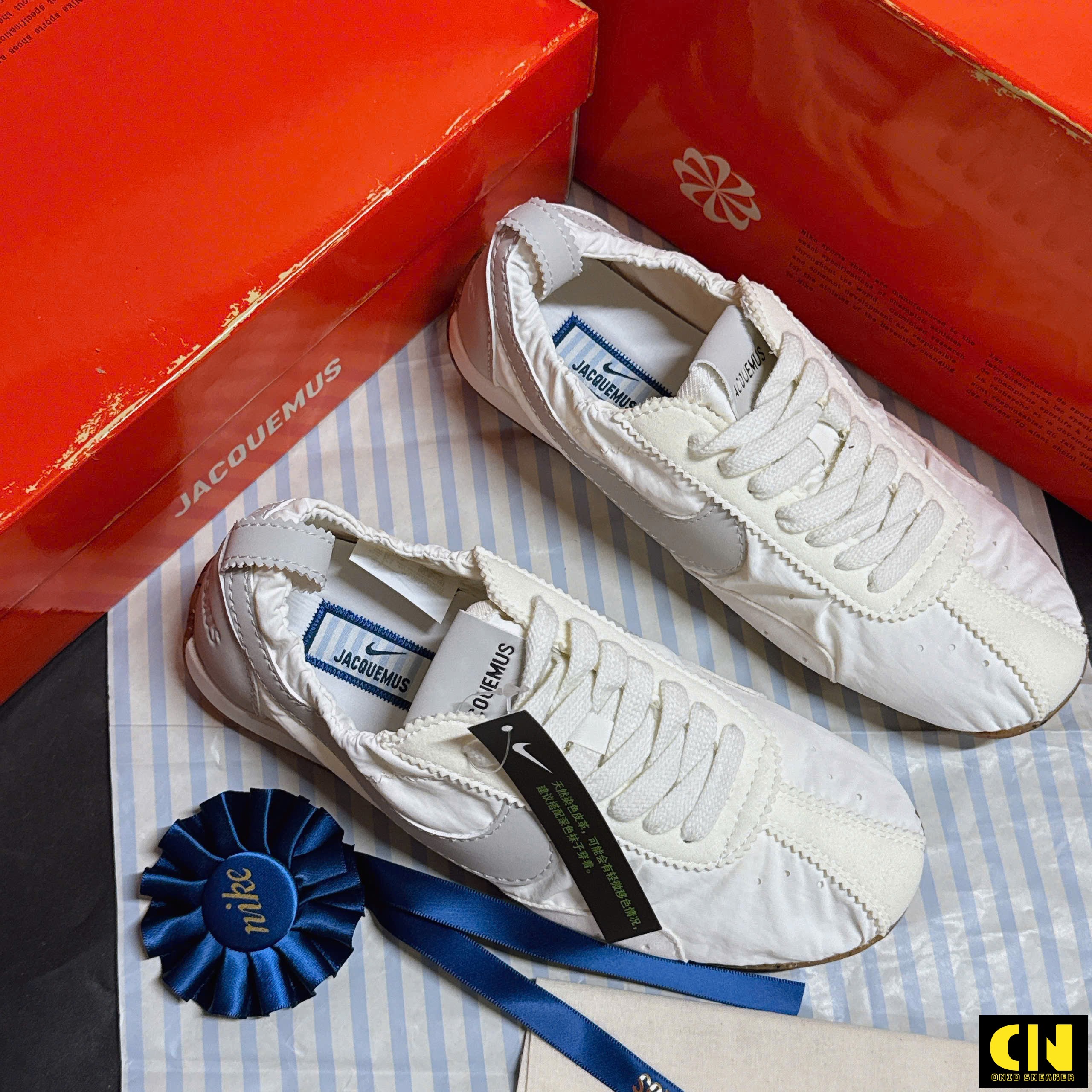 Giày Sneaker Nike X Jacquemus Moon Màu Trắng Ngọc Trai Giày Sneaker Nike x Jacquemus Moon Màu Trắng Ngọc Trai