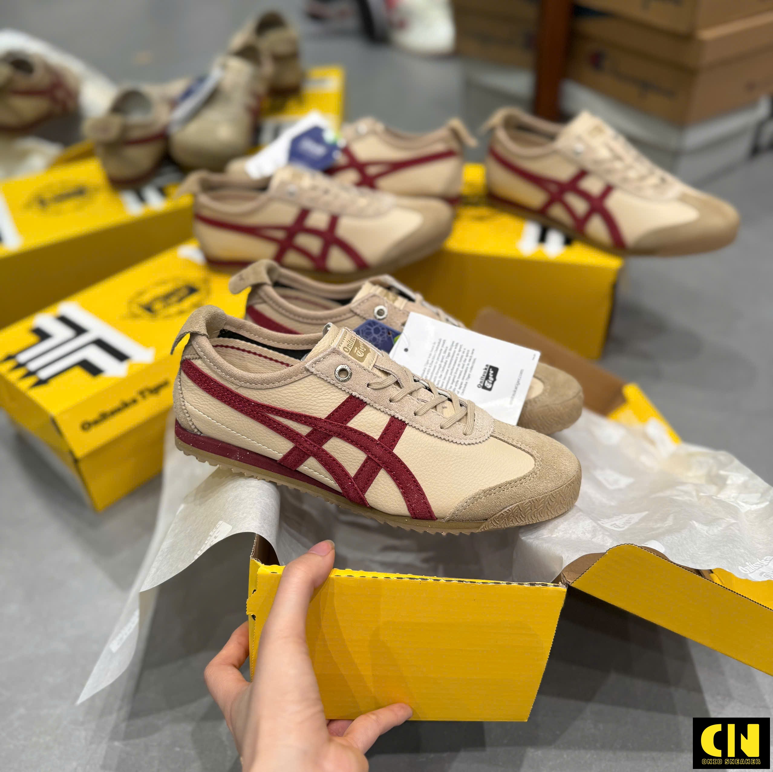 Giày Sneaker Nữ Nam Onitsuka Tiger Sọc Đỏ Beet Giày Sneaker Nữ Nam Onitsuka Tiger Sọc Đỏ Beet