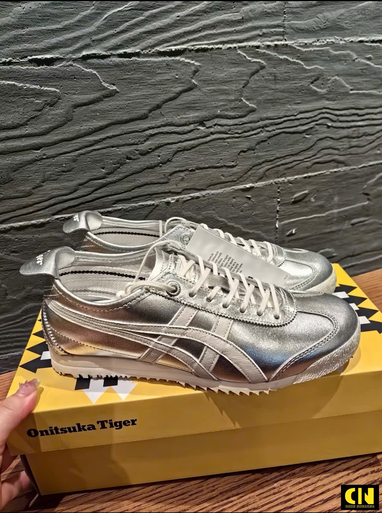Giày Sneaker Onitsuka Tiger Mexico 66 Đế Dày Màu Bạc Giày Sneaker Onitsuka Tiger Mexico 66 Đế Dày Màu Bạc