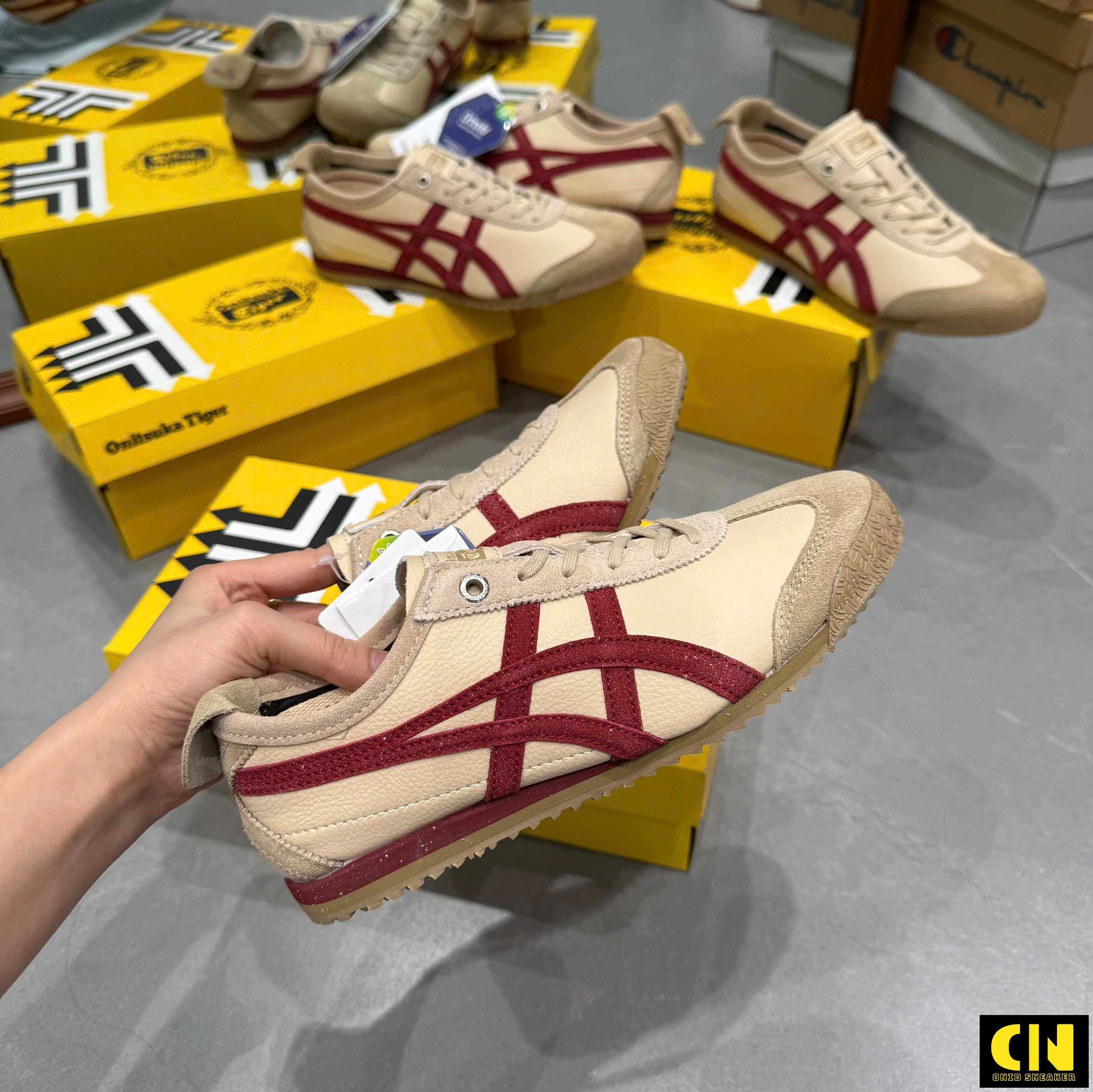Giày Sneaker Onitsuka Tiger Mexico 66 Màu Kem Sọc Đỏ Đô Giày Sneaker Onitsuka Tiger Mexico 66 Màu Kem Sọc Đỏ Đô
