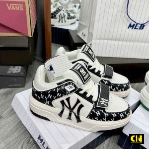 Giay The Thao Mlb Chunky Liner Mid Quai Dan Monogram Ny Den Trang Giày Thể Thao MLB Chunky Liner Mid Quai Dán Monogram NY Đen Trắng