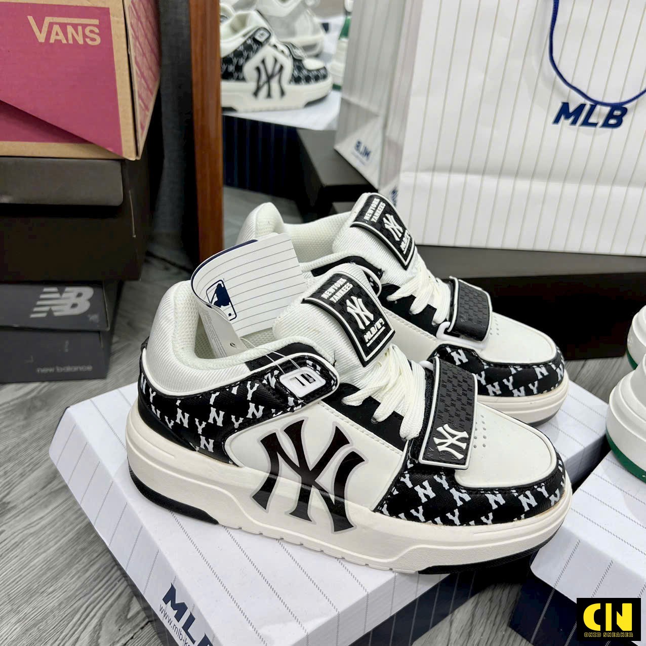 Giày Thể Thao Mlb Chunky Liner Mid Quai Dán Monogram Ny Đen Trắng Giày Thể Thao MLB Chunky Liner Mid Quai Dán Monogram NY Đen Trắng