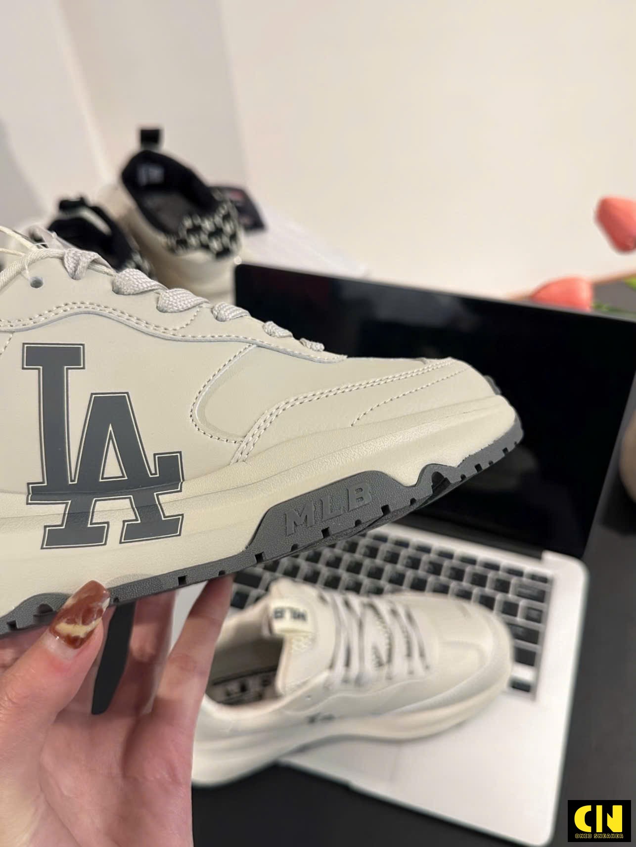 Giày Thể Thao Mlb Chunky Runner Basic La Dodgers Màu Trắng Ngà Giày Thể Thao MLB Chunky Runner Basic LA Dodgers Màu Trắng Ngà