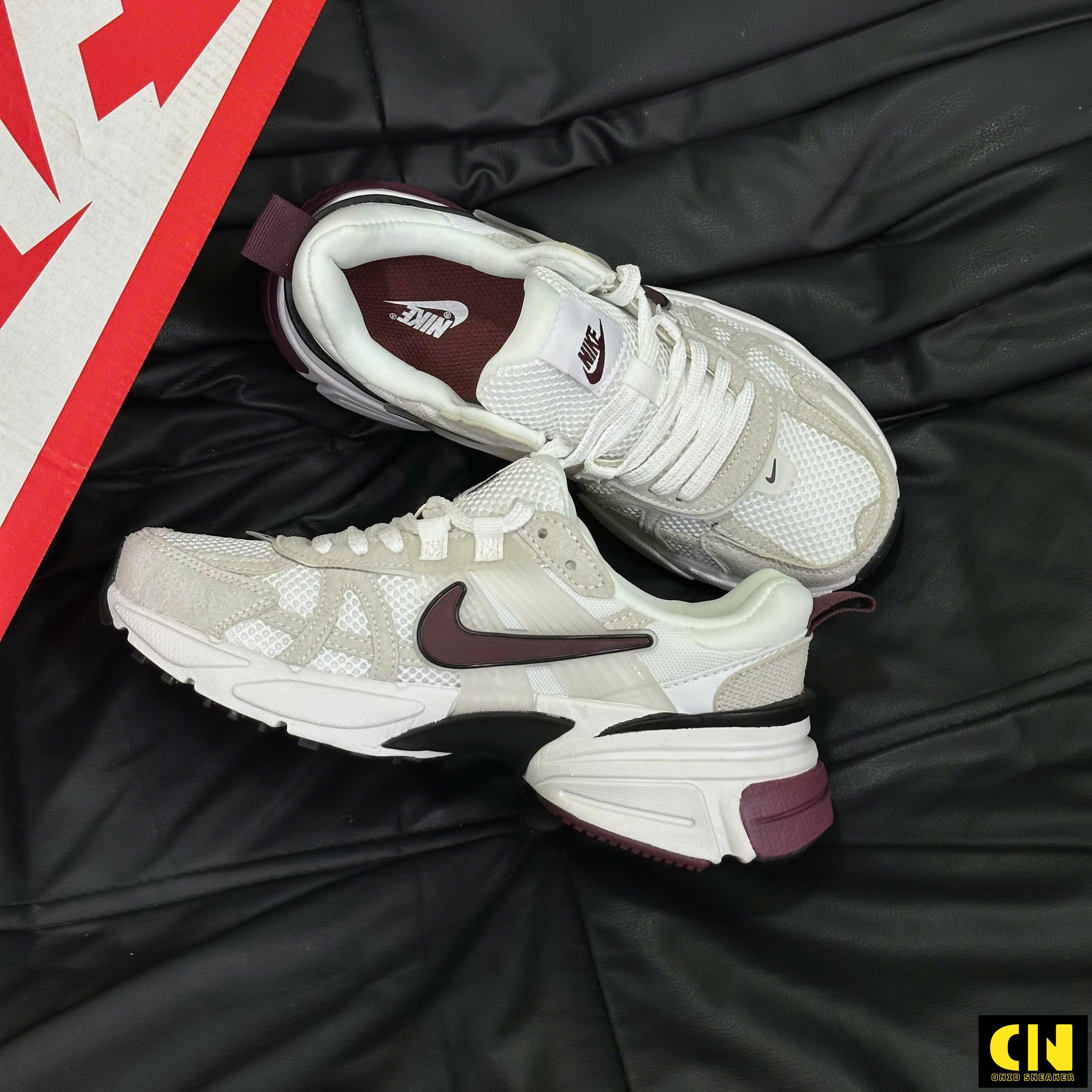 Giày Thể Thao Nam Nữ Nike V2K Màu Trắng Đỏ Rượu Giày Thể Thao Nam Nữ Nike V2K Màu Trắng Đỏ Rượu