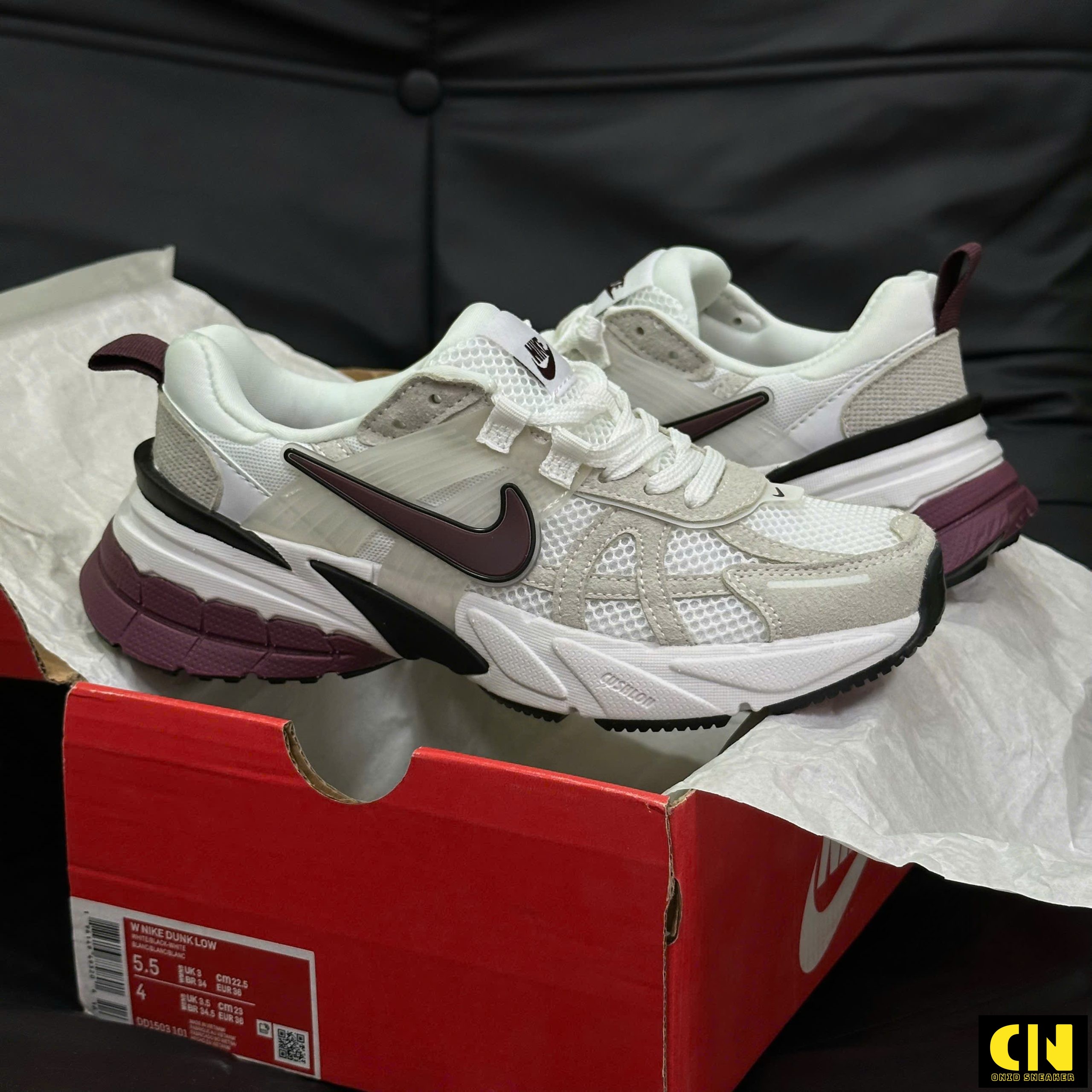 Giày Thể Thao Nike V2K Run Phối Màu Trắng Đỏ Đô Giày Thể Thao Nike V2K Run Phối Màu Trắng Đỏ Đô