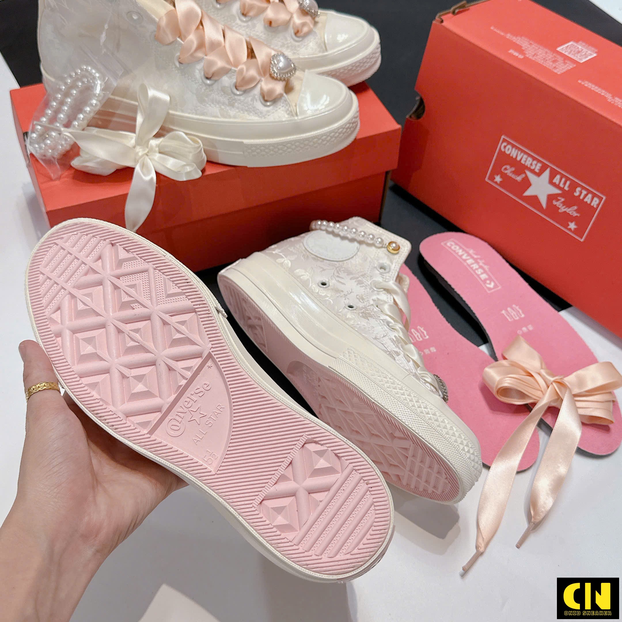 Giày Converse 1970S Gấm Cưới Trắng Họa Tiết Nơ Ngọc Trai Giày Converse 1970s Gấm Cưới Trắng Họa Tiết Nơ Ngọc Trai