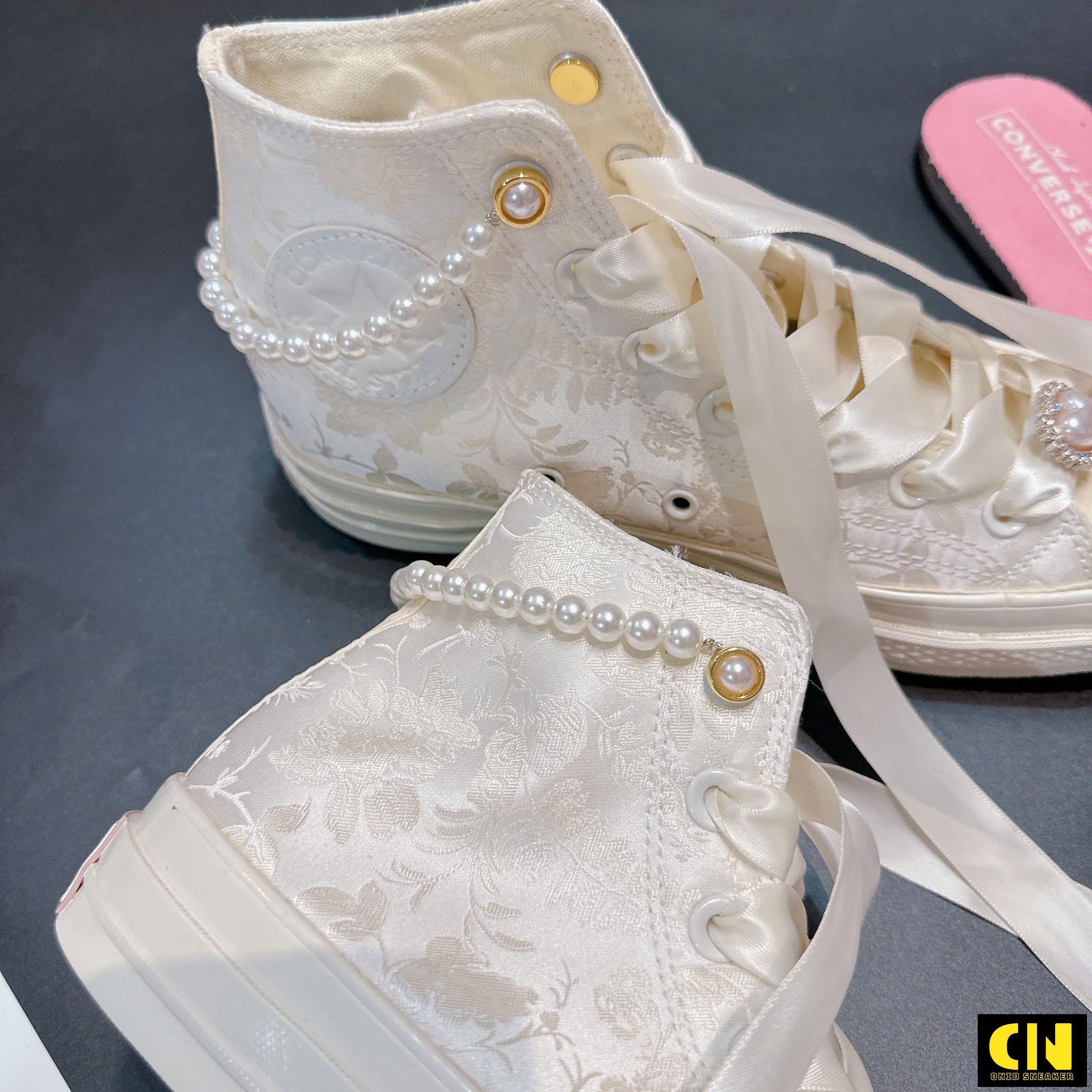 Giày Converse 1970S Gấm Cưới Trắng Phối Ngọc Trai Sang Trọng Giày Converse 1970s Gấm Cưới Trắng Phối Ngọc Trai Sang Trọng