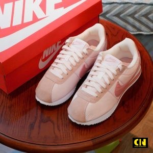 Giay Nike Cortez Nu Mau Cream Pink Pastel Nhe Nhang Giày Nike Cortez Nữ Màu Cream Pink Pastel Nhẹ NhàngGiày Nike Cortez Nữ Màu Cream Pink Pastel Nhẹ Nhàng
