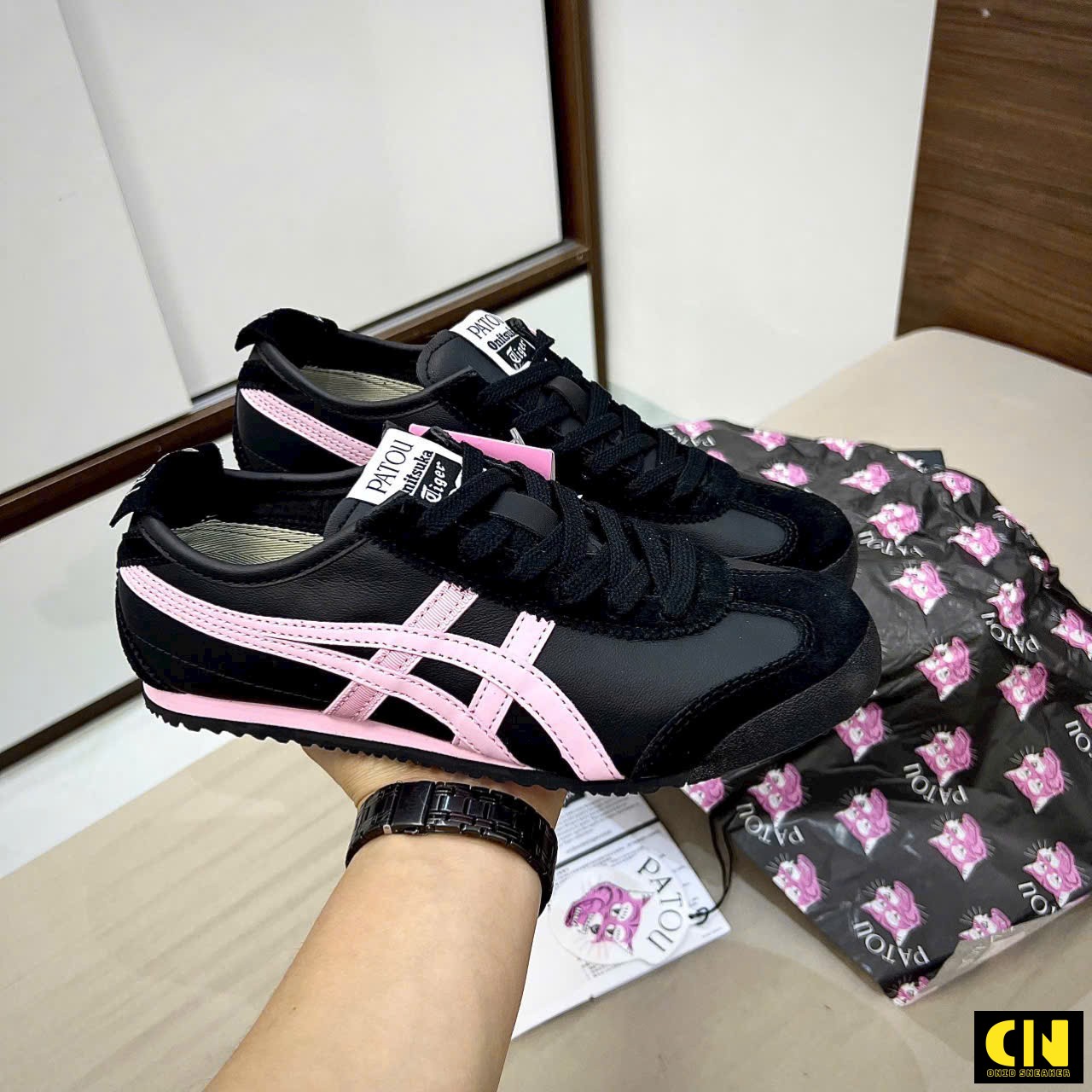 Giày Onitsuka Tiger Mexico 66 X Patou Màu Đen Phối Hồng Cotton Candy Giày Onitsuka Tiger Mexico 66 x PATOU Màu Đen Phối Hồng Cotton Candy