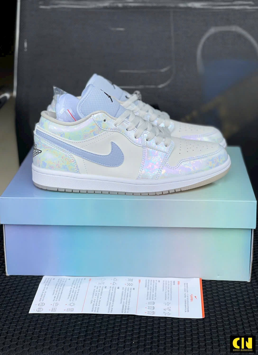 Giày Sneaker Air Jordan 1 Low Year Of The Snake Trắng Ánh Kim Giày Sneaker Air Jordan 1 Low Year Of The Snake Trắng Ánh Kim