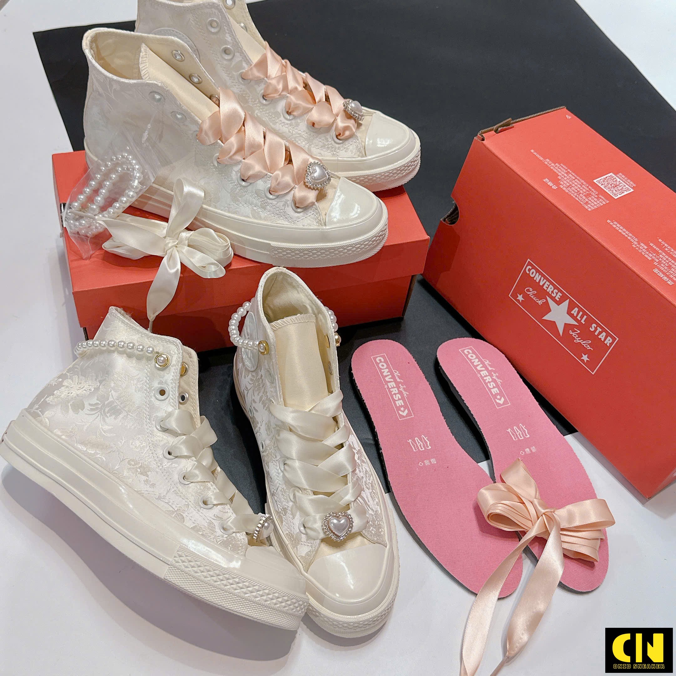 Giày Sneaker Converse 1970S Vải Gấm Cưới Trắng Nơ Hồng Giày Sneaker Converse 1970s Vải Gấm Cưới Trắng Nơ Hồng