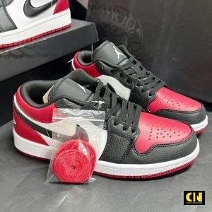 Giay Sneaker Nike Air Jordan 1 Low Bred Toe Giày Sneaker Nike Air Jordan 1 Low Bred Toe