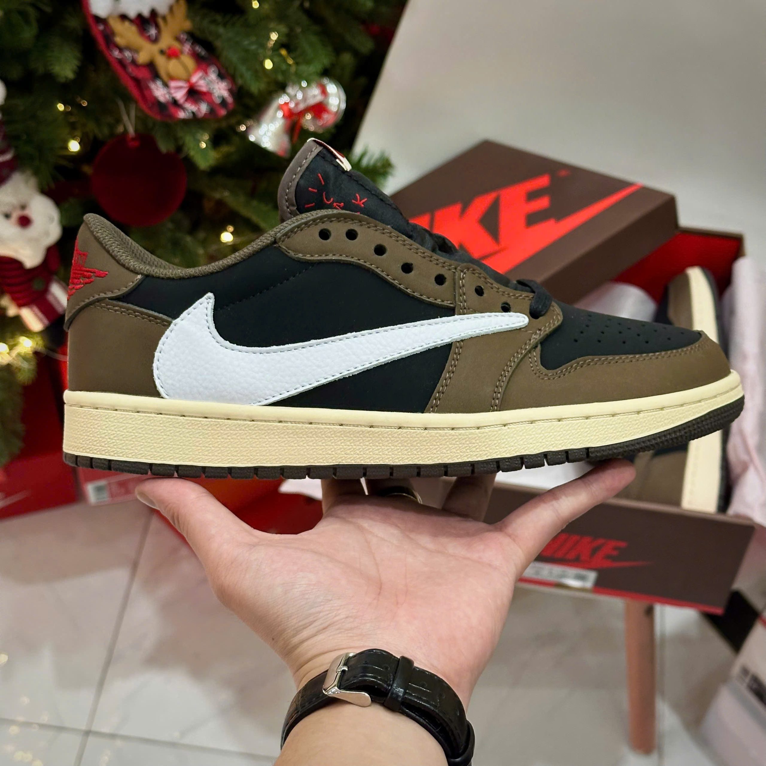 Giày Thể Thao Nike Air Jordan 1 Low Travis Scott Nâu Đen Dấu Sấu Ngược Giày Thể Thao Nike Air Jordan 1 Low Travis Scott Nâu Đen Dấu Sấu Ngược
