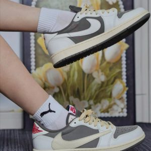Giay The Thao Nike Air Jordan 1 Travis Scott Reverse Mocha Nau Trang Giày Thể Thao Nike Air Jordan 1 Travis Scott Reverse Mocha Nâu Trắng