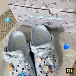 Dep Crocs Classic Love Shack Fancy Clogs Blue White Dép Crocs Classic Love Shack Fancy Clogs Blue White