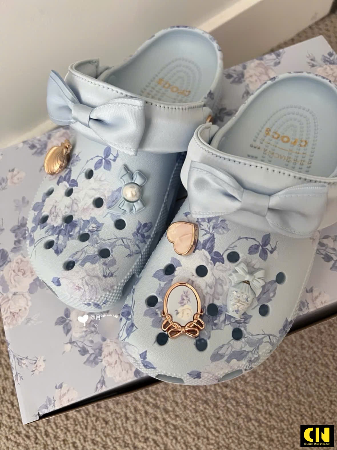 Dép Crocs Classic Love Shack Fancy Clogs Blue White Chuẩn Form Dép Crocs Classic Love Shack Fancy Clogs Blue White Chuẩn Form