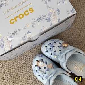 Dep Crocs Classic Love Shack Fancy Clogs Blue White Gia To Dép Crocs Classic Love Shack Fancy Clogs Blue White Giá Tố